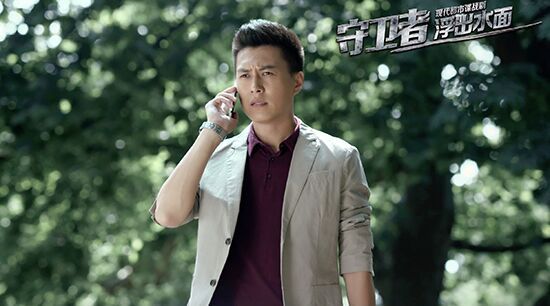 山影《守卫者-浮出水面》幕后揭秘：靳东为戏剪发留板寸