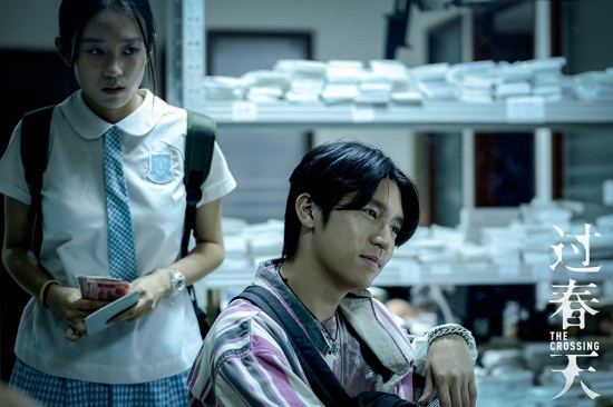 《过春天》情人节海报 男女主角对视微笑气氛暧昧