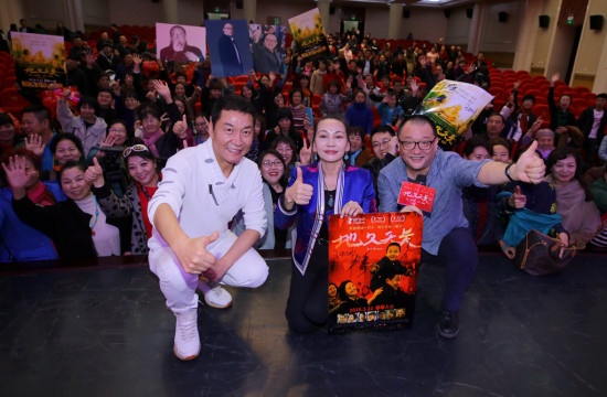 《地久天长》曝咏梅读信片段 王小帅与工人共落泪