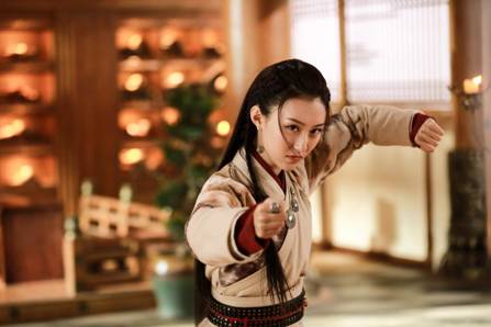 张鑫《招摇》变怪力少女“保镖”  七千CP狂撒狗粮