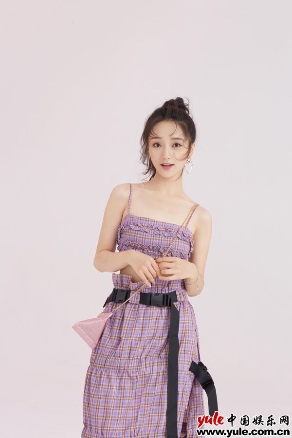 《招摇》肖燕早春写真曝光 紫色格裙尽显优雅甜美