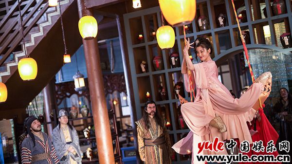 管乐《东宫》演绎知心掌柜 生动诠释行走的时尚标