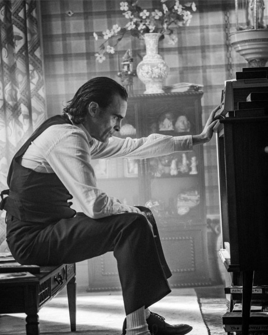 《小丑》发布新剧照 菲尼克斯身形消瘦阴郁可怖