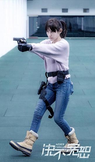 《决不宽恕》曝“热”力照 警花热依扎超吸睛