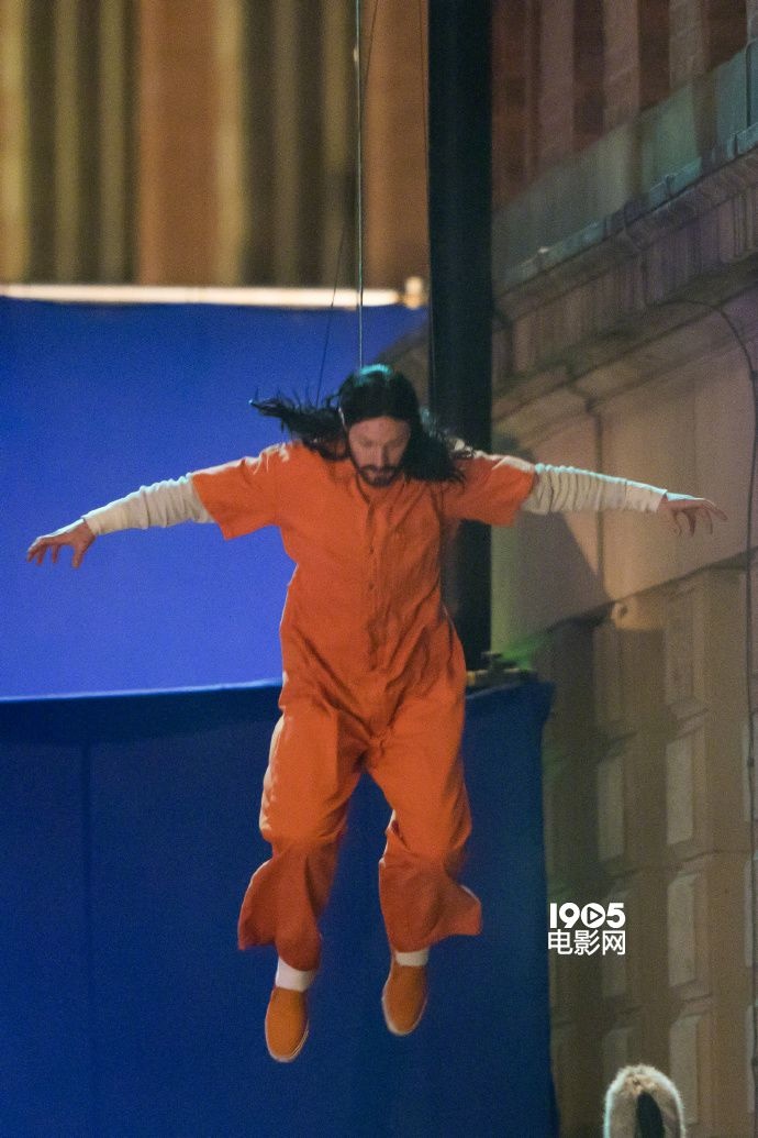 《莫比亚斯》片场照 杰瑞德·莱托吊威亚高空跃下