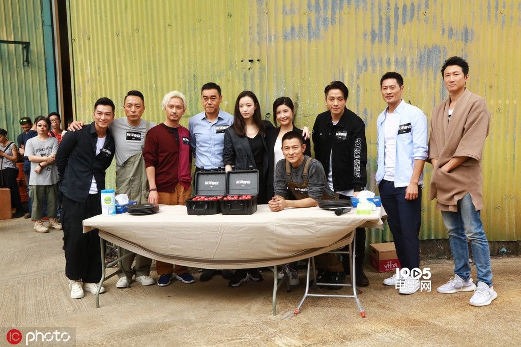 《拆弹专家2》开机 刘德华着背带裤倪妮一身黑衣