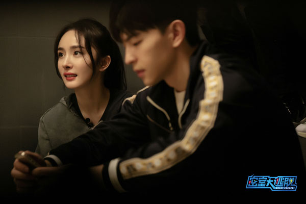 《密室大逃脱》杨幂谢依霖上演“扇耳光”  邓伦笑称“不再做男人”