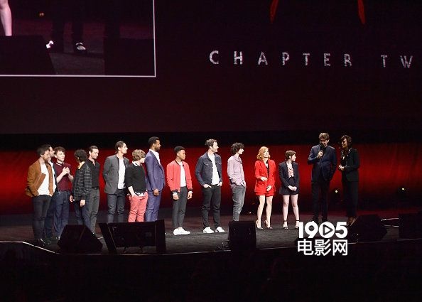 《小丑回魂2》剧组合照 劳模姐红衣醒目一美活泼