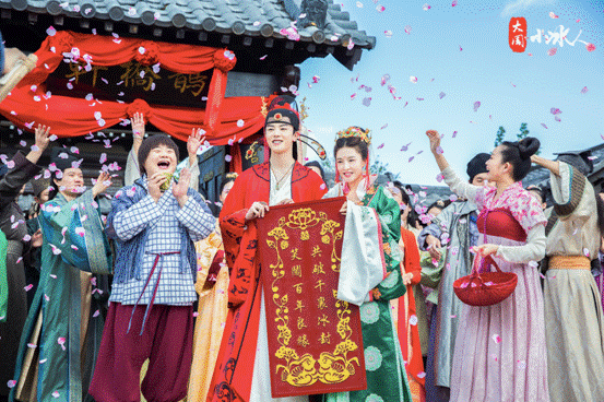 《大周小冰人》第一季完美收官，戴景耀“女妆”出场开启甜腻之旅