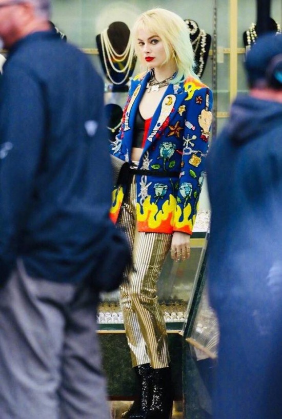 《猛禽小队》曝小丑女造型 玛格特·罗比片场痛哭