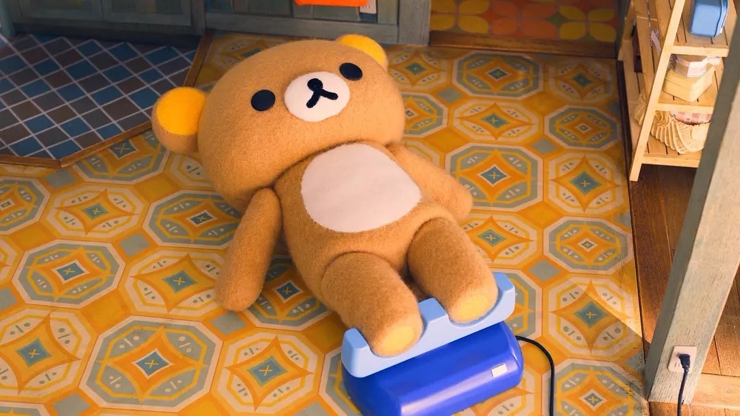 《轻松小熊与小薰》曝特别视频 轻松熊竟是人偶？