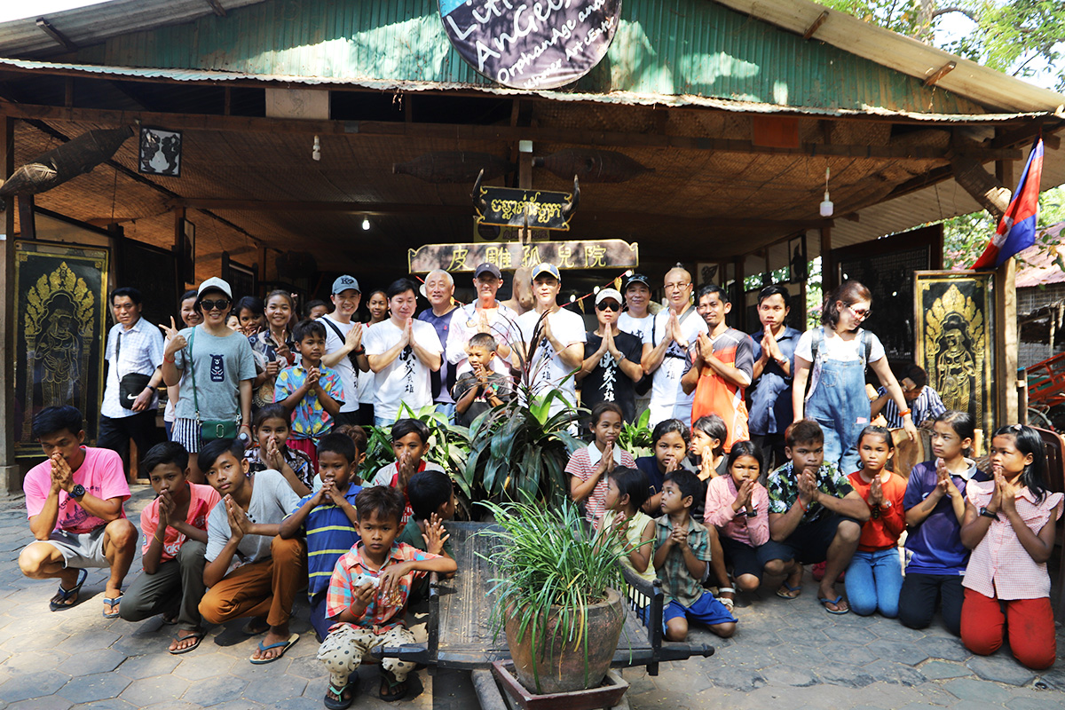 电影《守护神：绝境营救》主创公益行 李子雄谷尚蔚送爱柬埔寨孤儿院