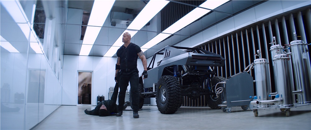 《速度与激情》曝新预告 强森战力爆棚手拉直升机