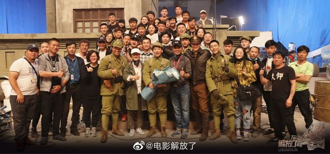 《解放了》郭麒麟姜皓文杀青 周一围穿军装合影