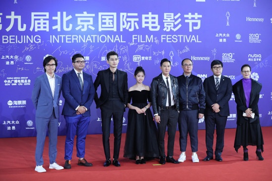 张家辉张翰携《催眠·裁决》剧组出席北影节闭幕式