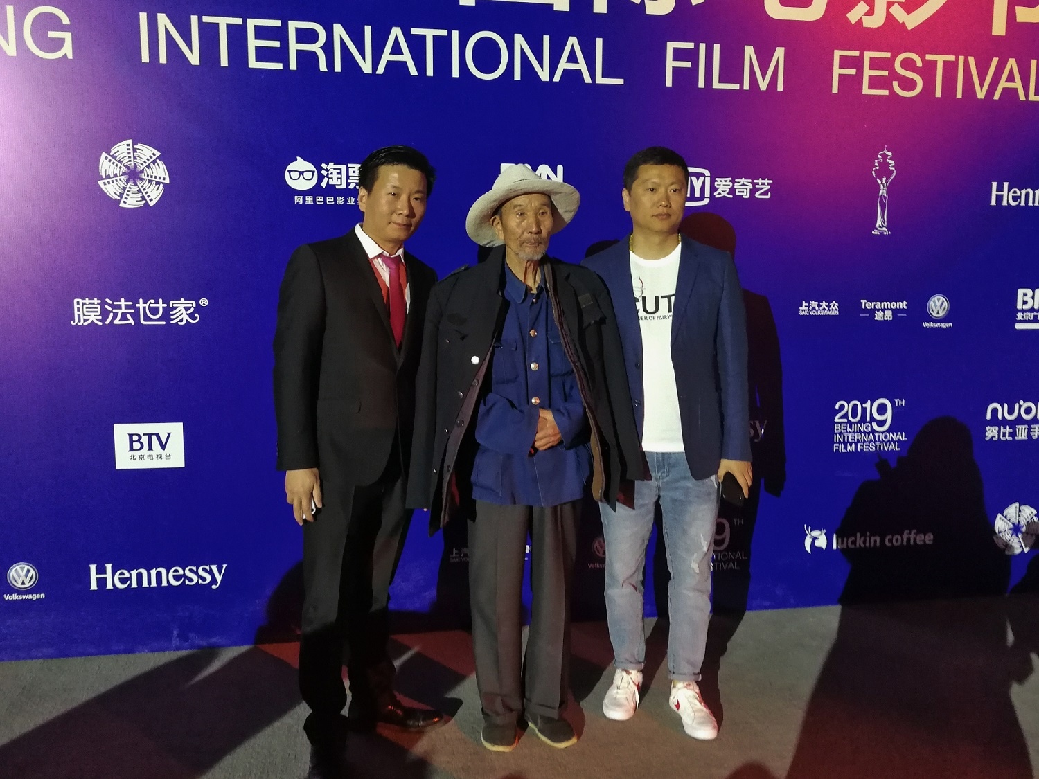 《过昭关》剧组出席北影节闭幕式 杨太义本色亮相