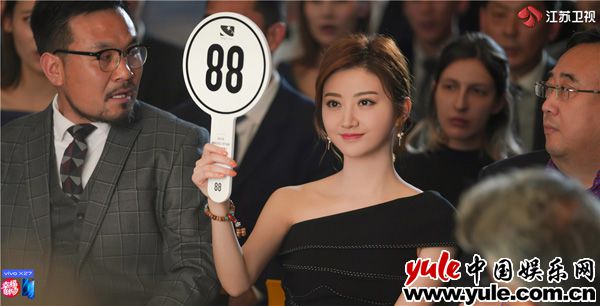 《一场遇见爱情的旅行》名画风波引出多方势力角逐，惊险开场悬念迭生引期待