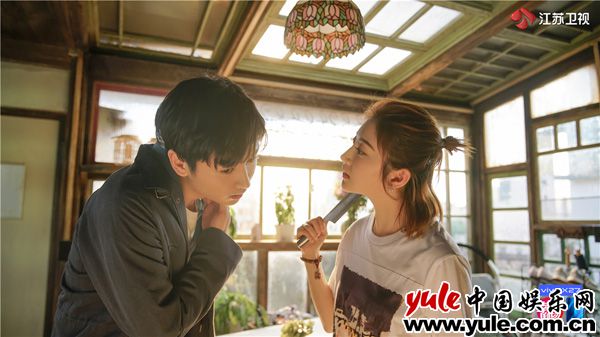 《一场遇见爱情的旅行》热播 陈晓景甜“火爆”相处怼不停