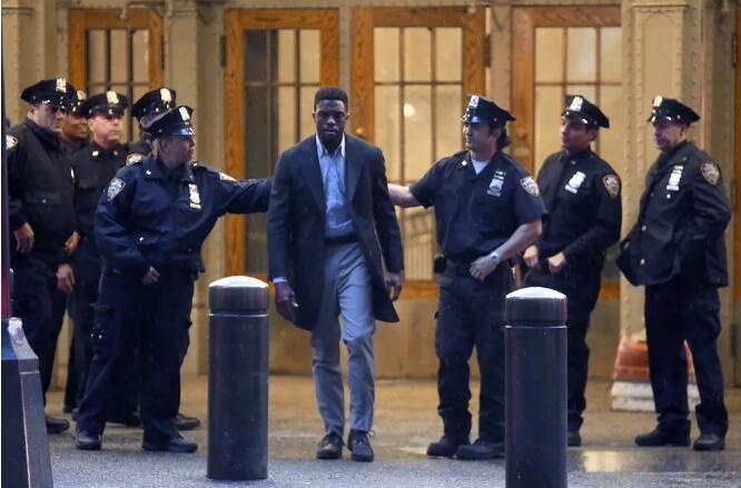 《21座桥》发布前瞻预告 “黑豹”博斯曼变身警探