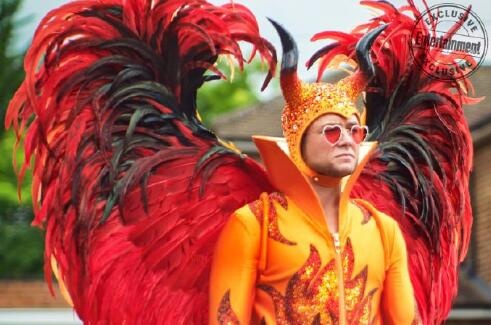 《火箭人》发新剧照 塔伦·埃格顿变“鲜艳魔鬼”