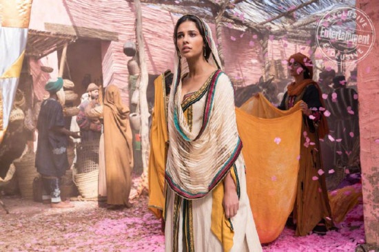 真人版《阿拉丁》曝新剧照 茉莉公主神情忧郁​​