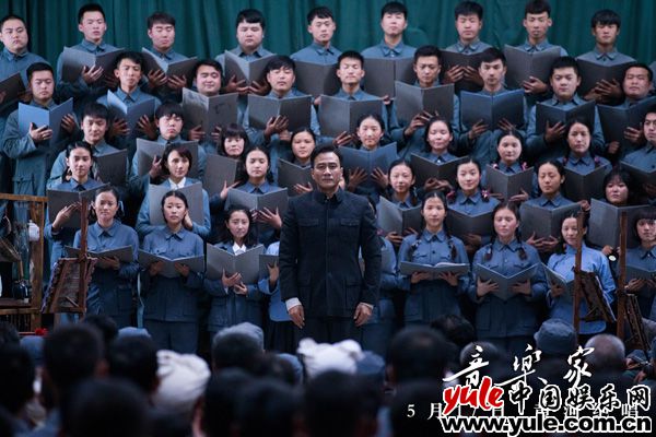 “黄河大合唱”片段燃哭！ 铁汉胡军柔情献艺《音乐家》