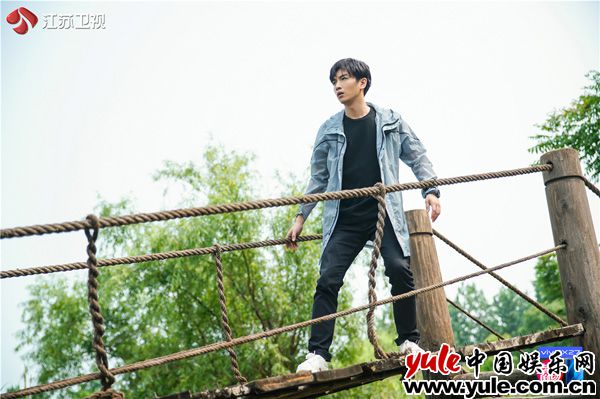 《一场遇见爱情的旅行》陈晓化身“护花使者”守护景甜，浪漫“血吻”引热议