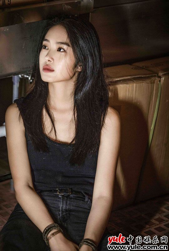 杨采钰新剧背心上阵尽显身材 《七日生》开启海外狂飙模式