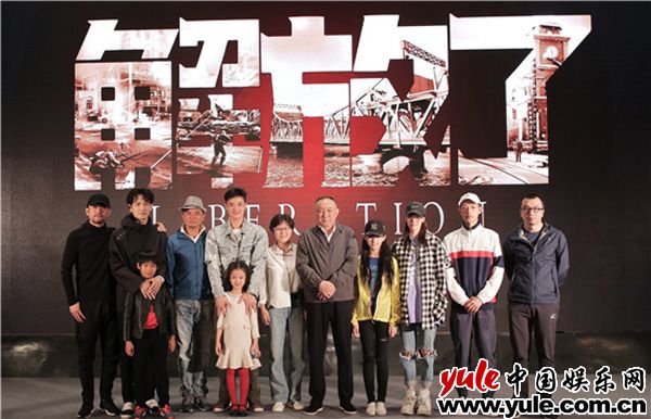 王锵《解放了》杀青 片场庆生许愿吹蜡烛