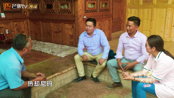 《不负青春不负村》青海木合沙村里的“大白”，拥抱村民解决困难