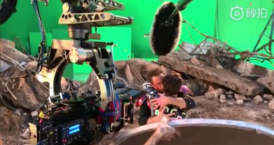 《复联4》曝片场拍摄视频 钢铁侠拥抱亲吻蜘蛛侠