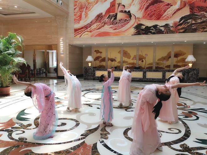 电影《七仙女》演绎经典 小演员舞动为祖国献祝福