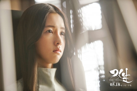 《双生》发布“黑化”特辑 陈都灵一人分饰两角