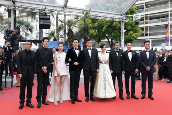 胡歌黑色西装优雅现身戛纳 《南方车站的聚会》首映全场掌声雷动