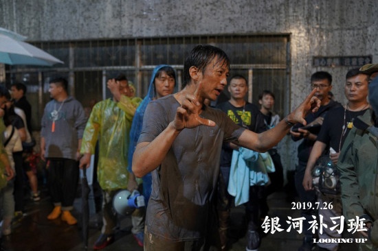 《银河补习班》发布幕后特辑 邓超白宇为戏自虐