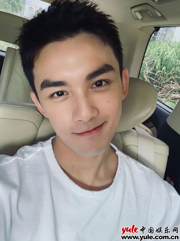 吴磊亮相新戏《穿越火线》开机仪式  寸头新造型演绎电竞文男主