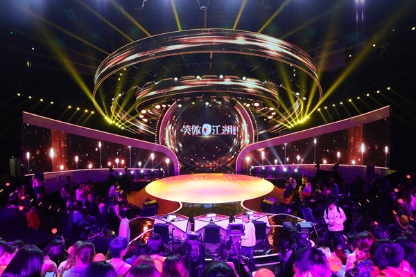 东方卫视《笑傲江湖4》今晚开播   郭德纲、陈赫过招喜剧新人，机器人脱口秀惊艳全