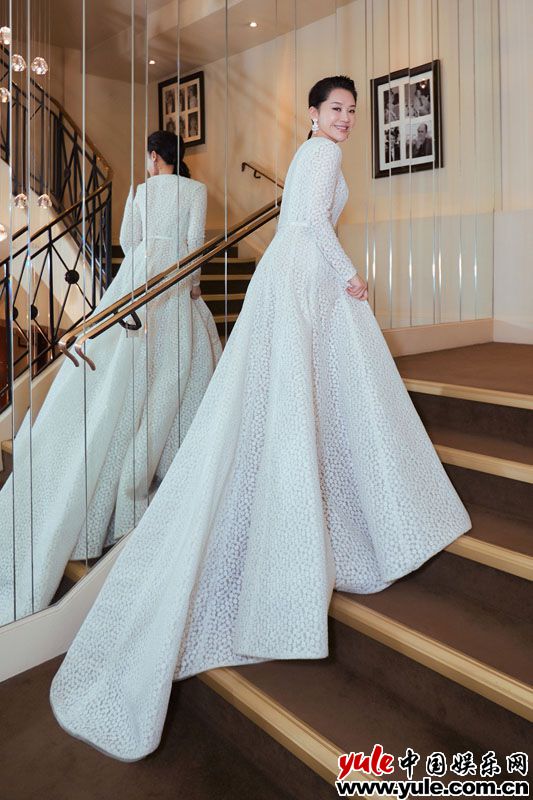 许晴亮相戛纳闭幕式红毯 《刀背藏身》真刀上阵挑战侠女