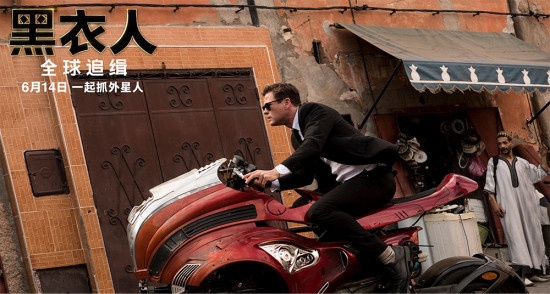 雷神瘦身成绅士 《黑衣人：全球追缉》服饰藏花样