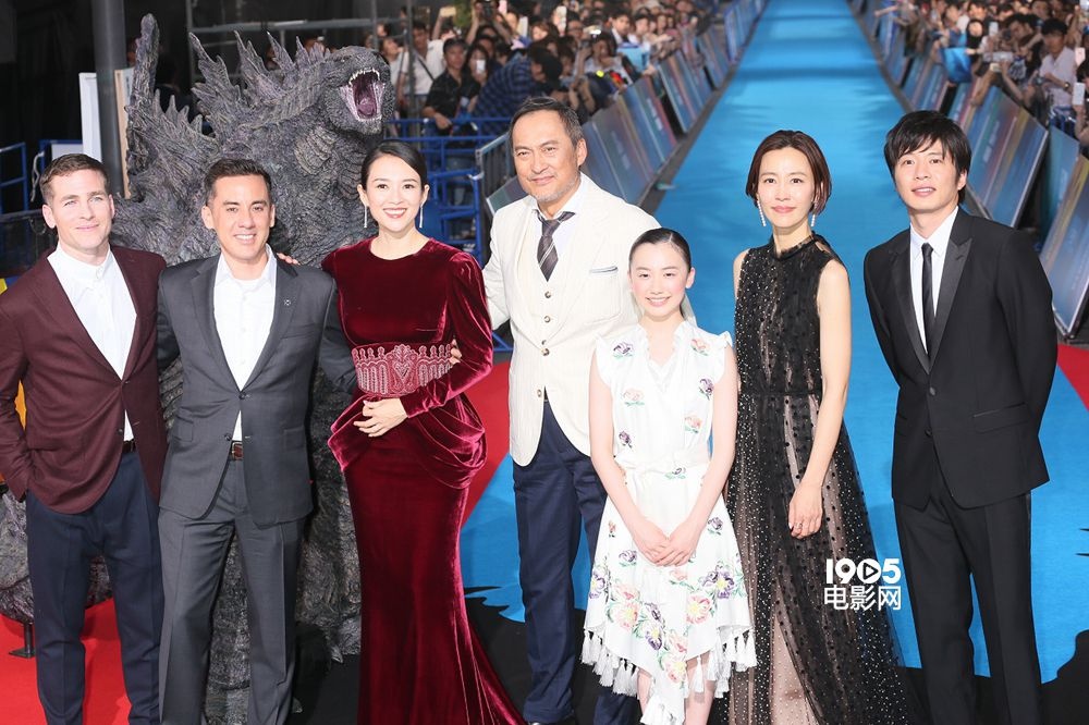 《哥斯拉2》日本举行首映礼 章子怡美艳成焦点