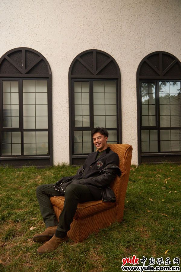 《白发》热播 忠诚侍卫高爽张雪迎在线“破案”