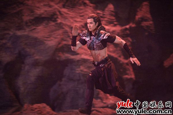 何龙龙《爵迹临界天下》热播 忠犬男友人设引热议