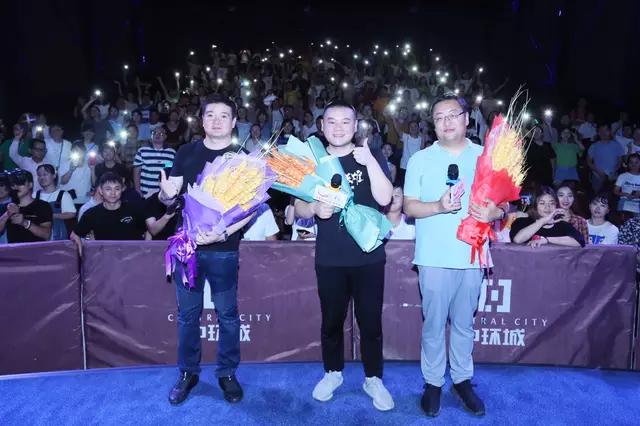 岳云鹏《鼠胆英雄》合肥路演回应粉丝“票房破十亿就裸奔”