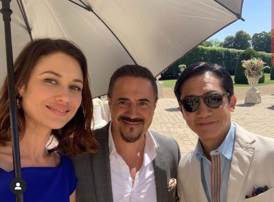 《猎狐行动》巴黎开拍 梁朝伟微笑合影“邦女郎”