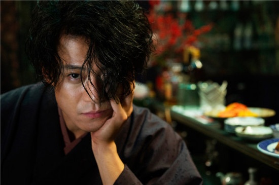 小栗旬幕后摆pose调情 《人间失格》释出新特辑