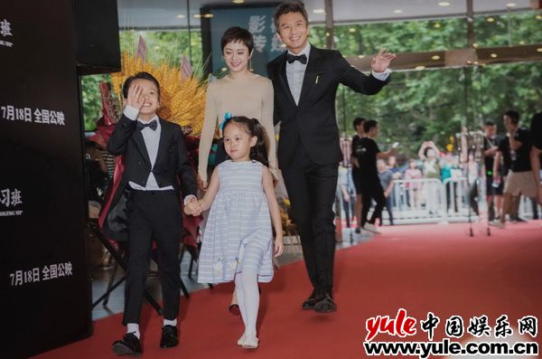 《银河补习班》上海首映邓超拍电影送给等等小花  朱亚文李晨袒露“爸爸们”心声