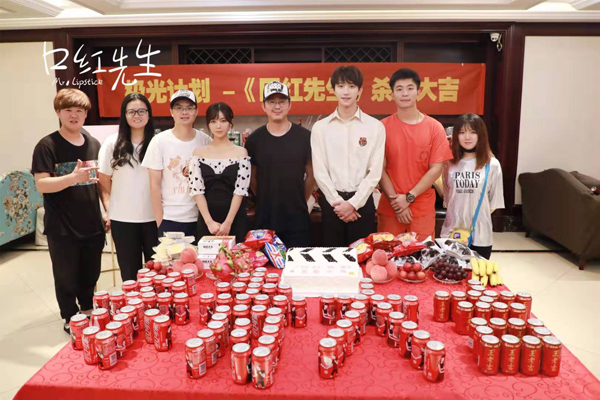 爱奇艺竖屏剧《口红先生》 顺利杀青