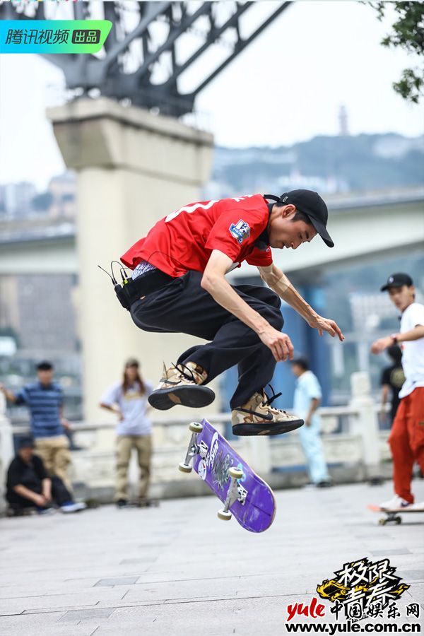 《极限青春》解锁重庆山城地形 王一博酷炫飞台阶 陈乔恩代班程潇