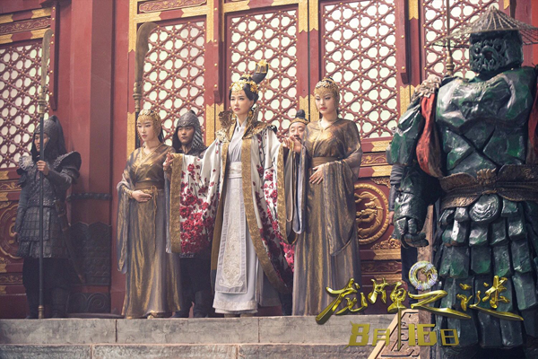 侍宣如参演成龙新片《龙牌之谜》热映  金丝缕衣显惹火身段