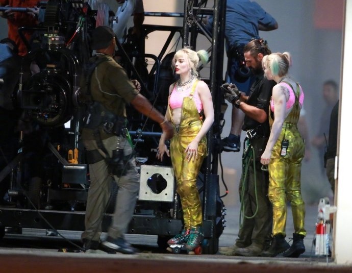 《猛禽小队》片场照曝光 小丑女着装酷炫坐姿霸气